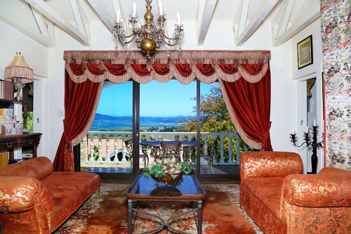 Rexford Manor lounge